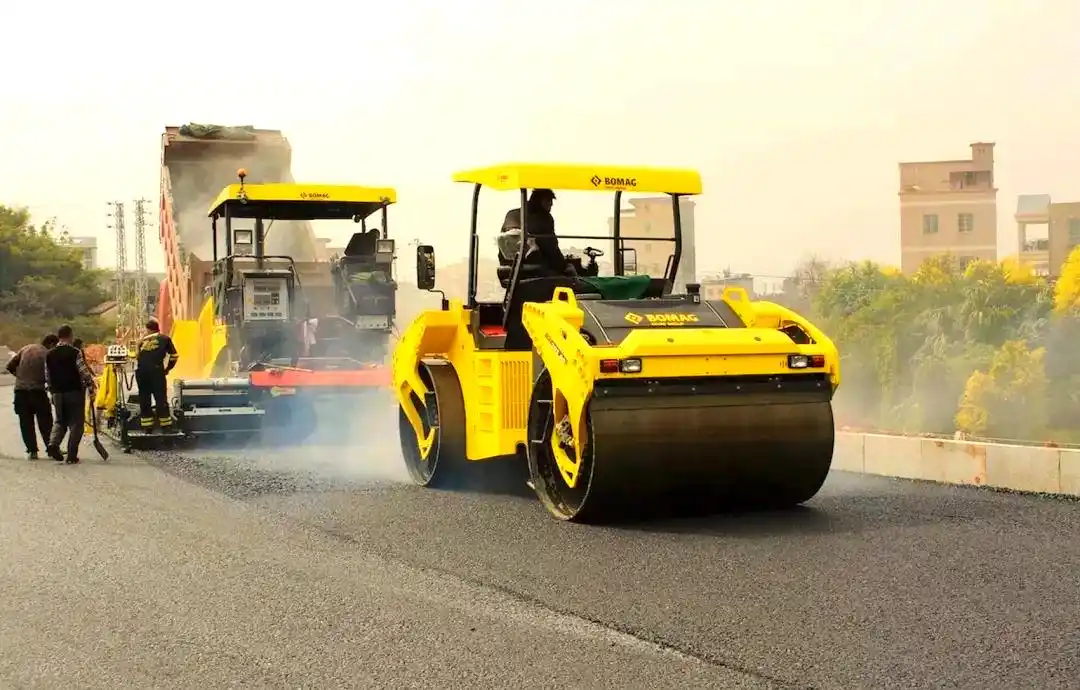 Vibratory road roller compaction