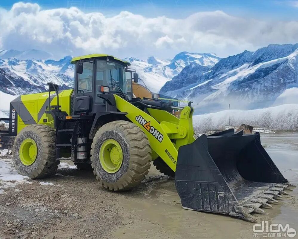 Китайский фронтальный погрузчик Jingong на стройплощадке